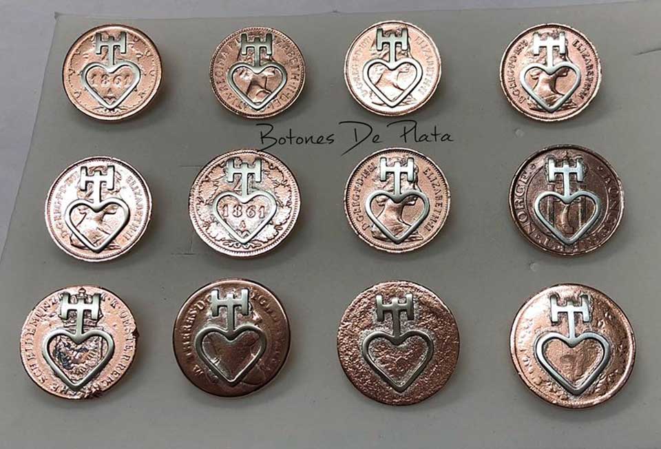 Botones de Plata-caireles-e-forma-de-boton-sobre-monedas-de-cobre